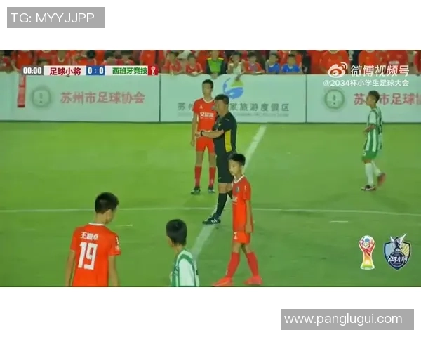 花式足球明星化身老人挑战极限技艺展现不一样的青春活力